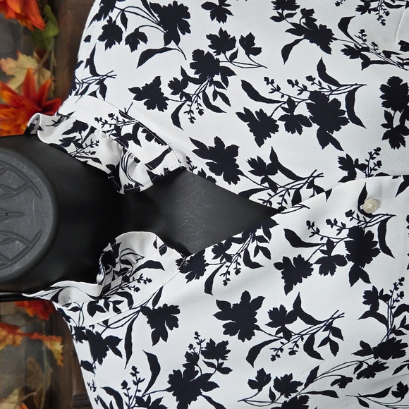 NWT ANN TAYLOR RUFFLE BUTTON TOP - Picture 2 of 10